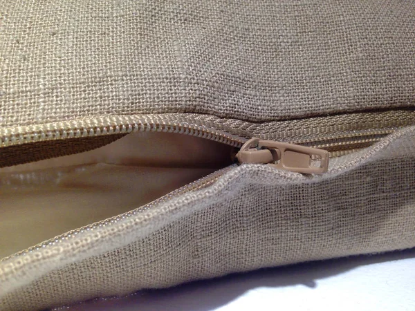 İyi hijyen için yastık kılıflarını değiştirmek için fermuarsız. Yastık kılıfını değiştirme nin zamanı.. 