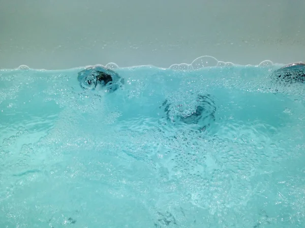 Banyo hazırlamak için jakuzi küvette su doldurun. Jakuzi küvetinde su hareketi.