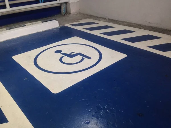 Símbolo Estacionamiento Para Discapacitados Centro Comercial Aparcamiento Para Discapacitados Estacionamiento — Foto de Stock