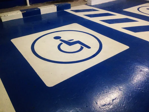 モール内の障害者のための駐車場シンボル 駐車場の障害者駐車場 公共の場で障害者のための駐車場 — ストック写真