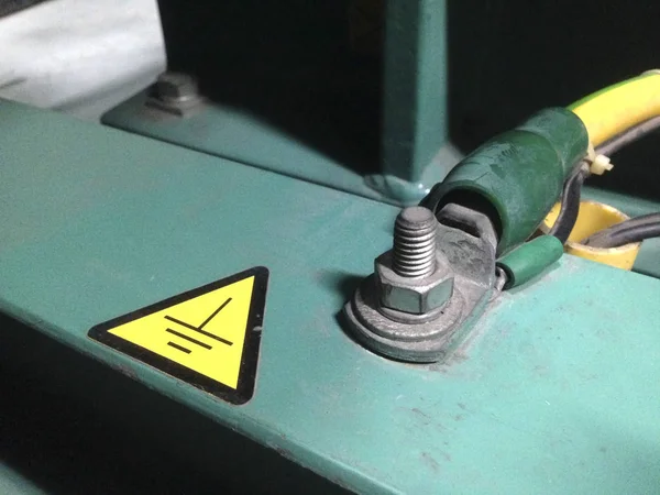 Jeneratörün zemin telsistemi. Makineye zemin bağlantısı.