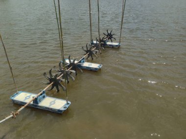 Türbin balık gölet ve karides gölet oksijen artırmak için yüzey döndürür. Türbin ve karides yetiştiriciliği teknikleri. Su oksijen jeneratörü.