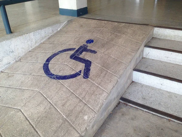 Des Pentes Abruptes Pour Les Handicapés Way Pour Fauteuil Roulant — Photo