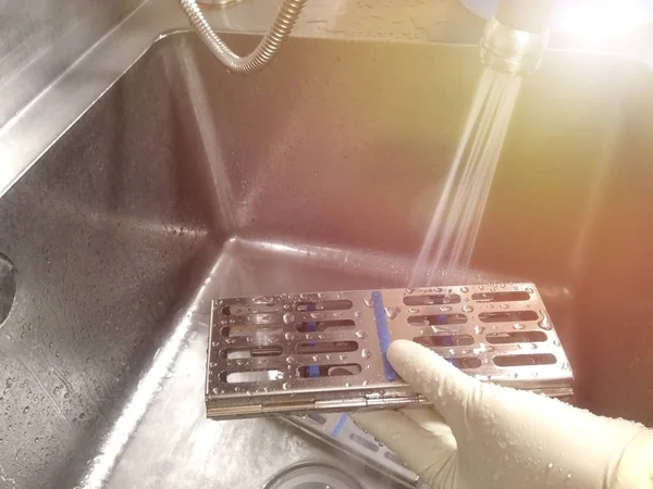 Tıbbi ekipmanları temizleme prosedürü. Lavaboda temiz tıbbi cihazlar için Su Sebili.