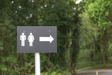 Tuvalete giden yolu gösteren erkek ve kadın sembolü olan bir tabela. Tuvalete giden yolu gösteren işaret.