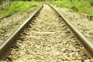 Demiryolu rayları dümdüz ilerliyor. Demiryolu rayları ve çakıl.