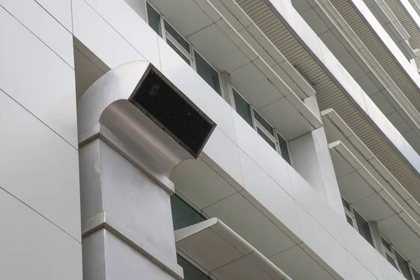 Vnější Straně Budovy Jsou Umístěny Vzduchové Kanály Pro Klimatizační Systémy — Stock fotografie