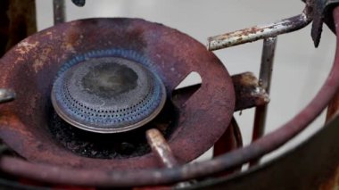 Gaz ocağında mavi alev. Gaz sobasının başından yükselen mavi bir alev..