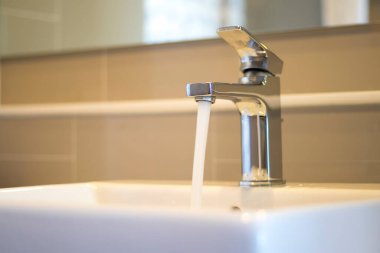 Lavabodaki musluktan su akıyor..