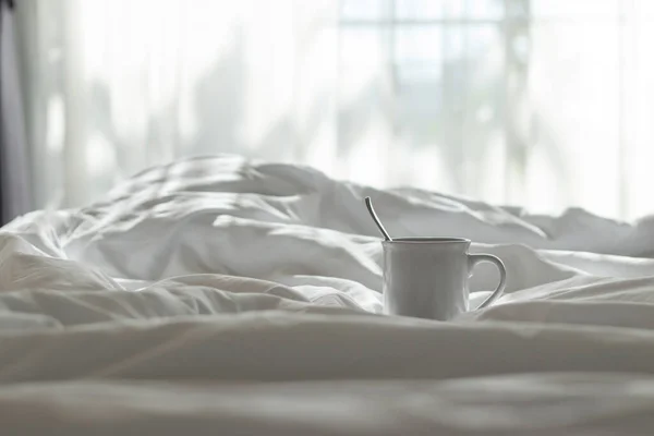 Taza Café Blanco Cuchara Yacía Cama Con Luz Ventana Mañana — Foto de Stock