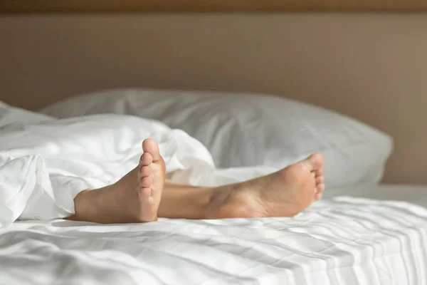 Ноги Торчат Одеяла — стоковое фото