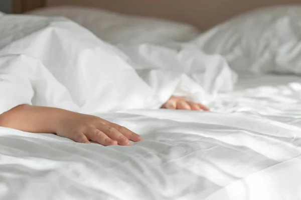 Спите Одеялом Голове Высуньте Руку Одеяла — стоковое фото
