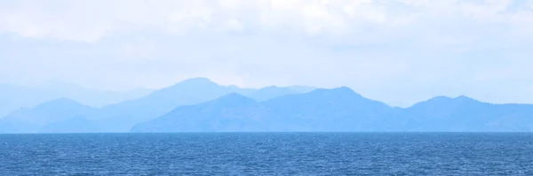 Mare Blu Con Montagne Cielo Banner Sfondo — Foto Stock