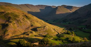 Martindale Hallin Fell geç öğleden sonra güneş yamaçları üzerinden yamaçları lahitlerle Knotts ayarlar