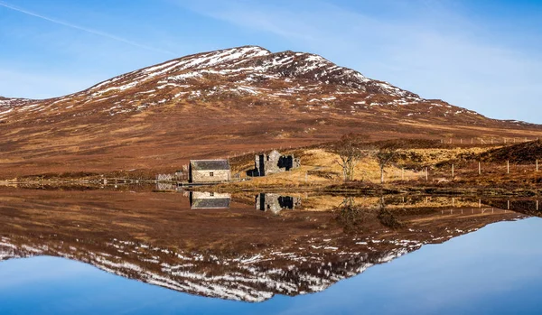 Primavera Una Casa Botes Lago Debajo Del Meall Sithe Las —  Fotos de Stock