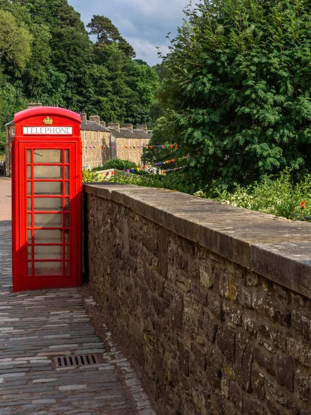 一个标志性的红色英国电话盒或亭曾经安装在每个城镇和村庄与邮局现在正在消失在英国的街道上 — 图库照片