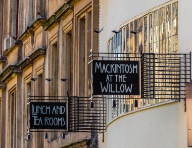 Glasgow, İskoçya'da Sauchiehall sokakta Willow çay bahçesi için Charles Rennie Mackintosh shinning batan güneşin işaretleri