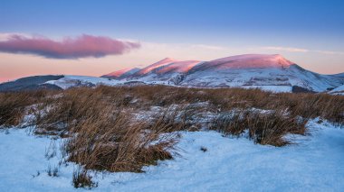 Skiddaw Keswick yukarıda Lakeland doruklarına çarpıcı kış güneşi. Tewet tarn alınan görüntü