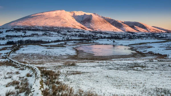 Blencathra Norra Delen Engelska Lake District Som Vintersolen Stiger Och — Stockfoto