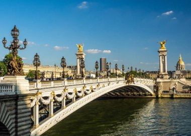Pont Alexandre III Paris 'in en zarif, en görkemli ve en görkemli köprüsü. Dünyanın en güzel nehir geçişlerinden biridir.