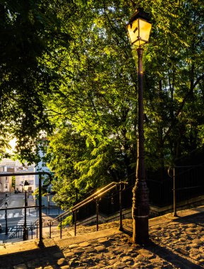Gündoğumu Paris Caddesi mahallinde Arnavut kaldırımlı sokakları ve süslü lamposts Montmartre bölge
