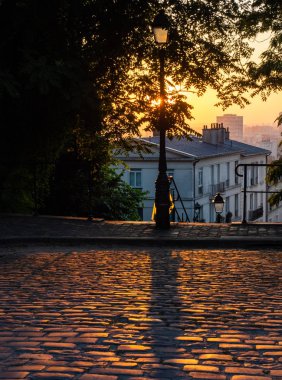 Gündoğumu Paris Caddesi mahallinde Arnavut kaldırımlı sokakları ve süslü lamposts Montmartre bölge