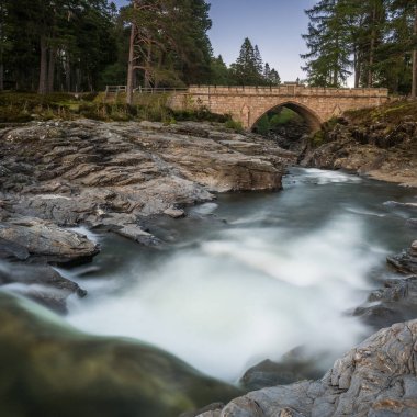 Eski Köprü Dee Linn İskoçya Highlands İskoç malikanesindeki üzerinde ters yönde seyir