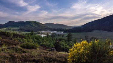 River Dee, Braemar yakınlarındaki Cairngorms Milli Parkı 'nda, Royal Deeside olarak bilinen bir bölgede, Glen ile sarma