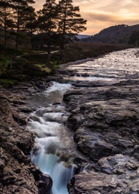 Eski Köprü Dee Linn İskoçya Highlands İskoç malikanesindeki üzerinde ters yönde seyir
