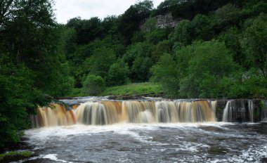 Twain Wath güçtür üst Swaledale Yorkshire Dales National Park sadece yarısından bir mil batıda Keld bulunan popüler bir şelale