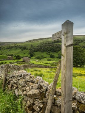 Patika Keld Swaledale, Yorkshire Dales National Park üst parçaları özellikle büyük onun eski kireç taşı alan kulübeler, taş duvarlar ve kır çiçekleri, bolluk nedeniyle çarpıcı vardır onun için