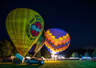 Strathaven, İskoçya, 25 Ağustos, 2018. Büyülü bir sahne ışık ve renk Strathaven, İskoçya'da John Hastie parkta balon balon Festivali olduğunu.