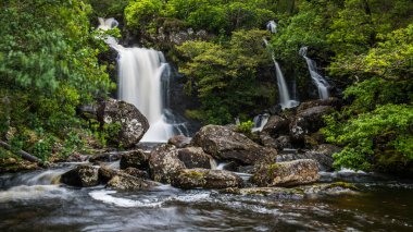 Inversnaid, şelaleler Loch Lomond çıktıkça Batı yayla yolu haçlar falls yukarıdaki Köprüsü