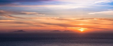 Western Isles İskoçya kıyılarında denizin karşısında batımını