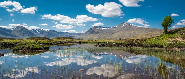 Spiegelungen Der Schwarzen Hügel Lochan Stainge — Stockfoto