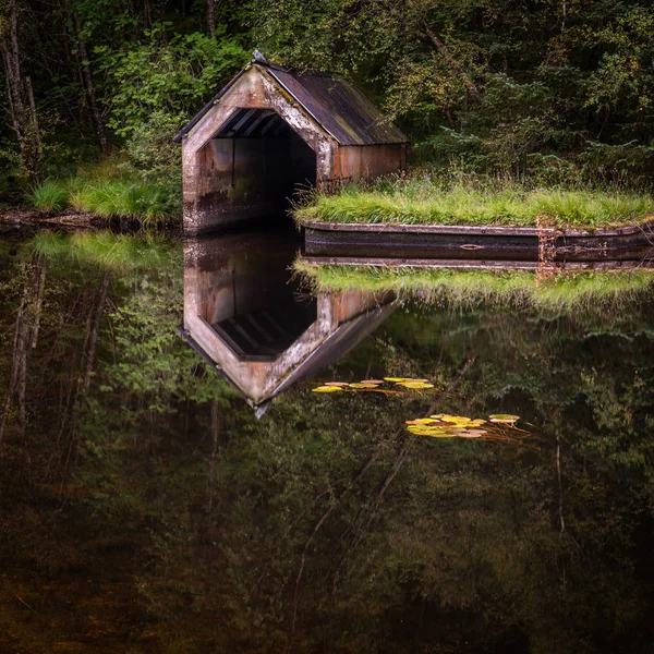 Αντανακλάσεις Από Boathouse Στις Όχθες Του Loch Chon Στο Trossachs — Φωτογραφία Αρχείου