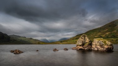 Fırtına bulutları Loch Arklet İskoçya Highlands üzerinde toplama