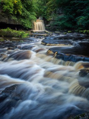 Bir popüler ziyaretçi cazibe Yorkshire Dales National Park West Burton Falls (olarak da bilinen kazan Falls) Wensleydale olduğunu