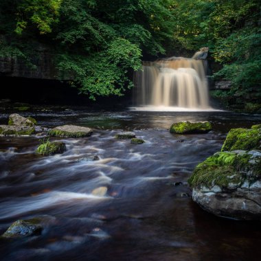 Bir popüler ziyaretçi cazibe Yorkshire Dales National Park West Burton Falls (olarak da bilinen kazan Falls) Wensleydale olduğunu