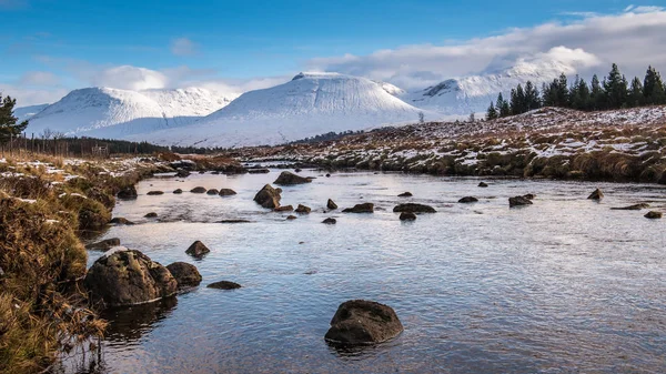 Abhainn 希拉河向本 Achaladair 的山峰 Dothaidh 和本在他们的冬季颜色 — 图库照片