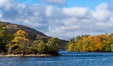 Loch Katrine çok Glasgows içme suyu kaynağı yaygaracı bir sonbahar gününde. Loch İskoçya Highlands Trossachs alan bir doğal cazibe olduğunu