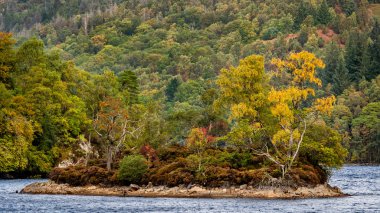 Loch Katrine çok Glasgows içme suyu kaynağı yaygaracı bir sonbahar gününde. Loch İskoçya Highlands Trossachs alan bir doğal cazibe olduğunu