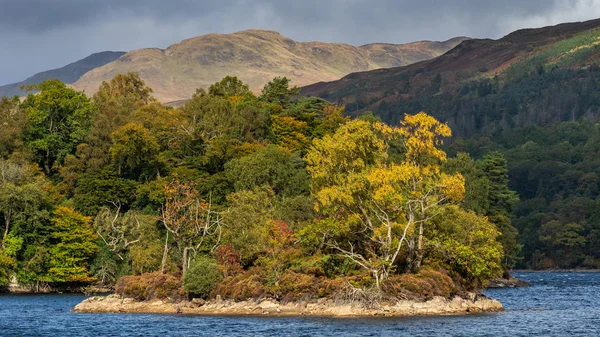 紅葉湖 Loch Katrine Glasgows 飲料水の多くのソースあらし トロサックス地区スコットランドのハイランド地方の風光明媚な魅力 — ストック写真