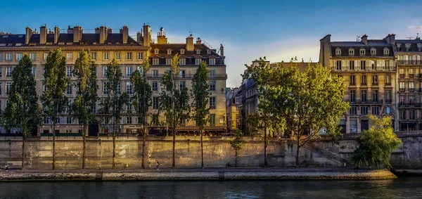 望过塞纳河在巴黎的拉丁区和左岸在最后的黄昏太阳光 — 图库照片