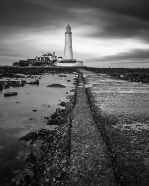 St Mary's deniz feneri Whitley Bay Northumbrian kıyısında hemen kuzeyinde. Küçük kayalık gelgit adanın yüksek gelgit sular altında kısa bir beton causeway tarafından anakaraya bağlı.