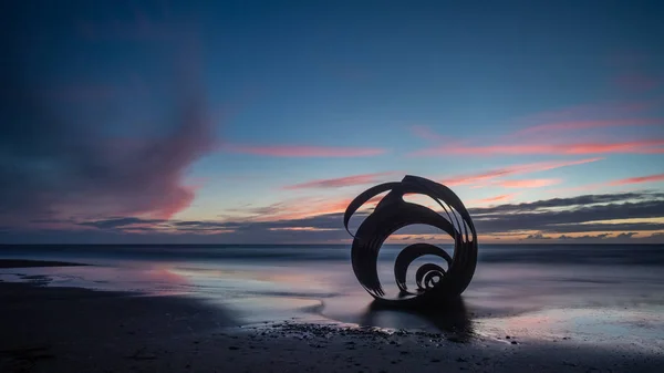 デジタル カメラ手前にアートワーク メアリー シェルとランカシャー海岸の Cleveleys のビーチでサンセット — ストック写真