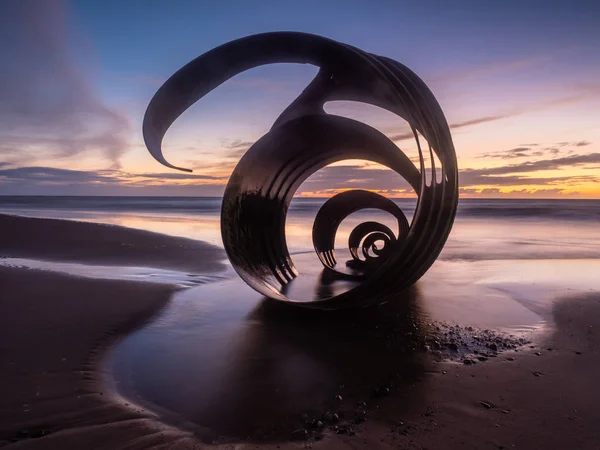 フォア グラウンドでのアートワーク メアリー シェルとランカシャー海岸の Cleveleys のビーチでサンセット — ストック写真