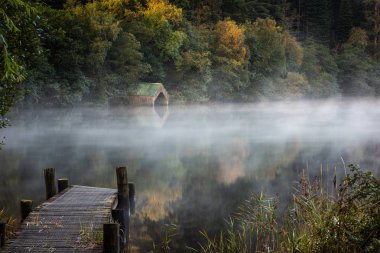 Loch Ard Trossachs Milli Parkı'nda sunrise, puslu bir sonbahar sabahı