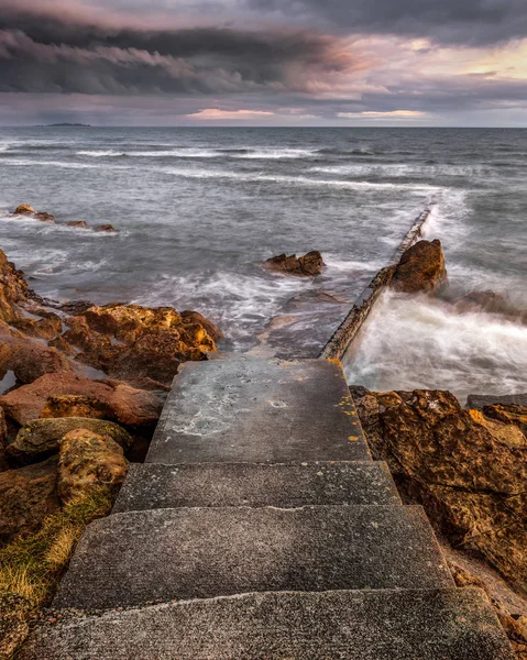 Monans Zee Gevuld Zwembad Die Afbrokkelende Weg Met Storm Wolken — Stockfoto