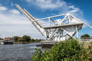 Canal de Caen üzerinde haçlar köprü D-Day özgün köprü 1990'larda bu yeni köprü ile değiştirildi 1944 Normandiya kampanyadaki hava indirme birlikleri tarafından çekilen ilk hedefi olduğunu.